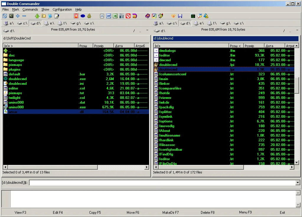 Classic Double Commander file manager window with twin panels under GPL.